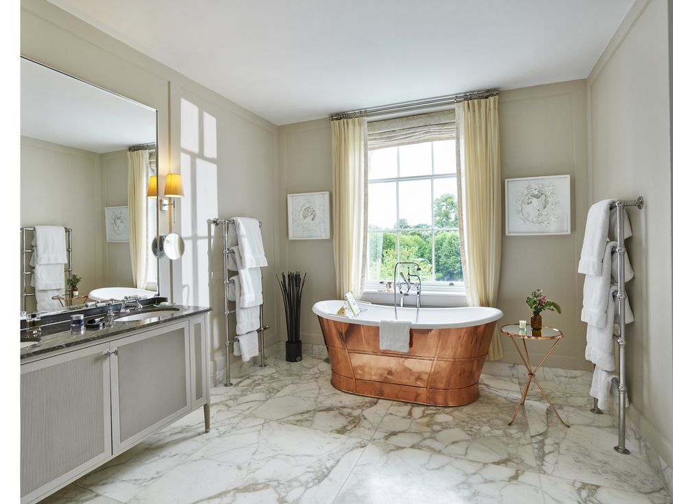 Coworth Park-Mansion House Premium Suite-Arbuthnot-bathroom-highres.jpg