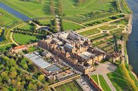 Hampton court palace 23.jpg