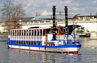 New-Southern-Belle-at-Kingston-Bridge.jpg