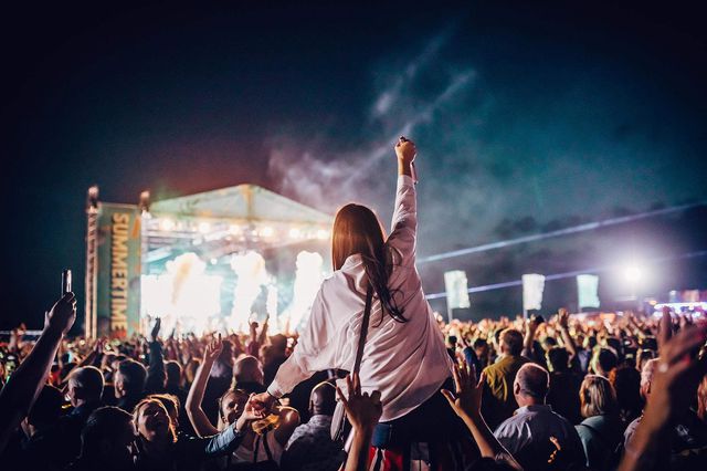 STL girl on shoulders_s.jpg